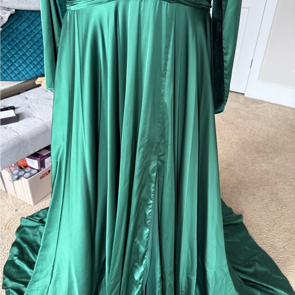Elegant Green Long Sleeve Evening Gown - Picture 11 of 17